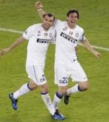 Pandev e Milito esultano