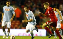 Lavezzi inseguito da Gerrard