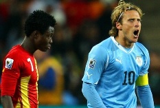 Diego Forlan esulta