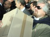 Beppe Grillo consegna gli scatoloni con le 350mila firme