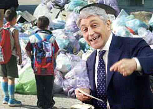 Antonio Bassolino nei guai per l'accusa di smaltimento illecito di rifiuti