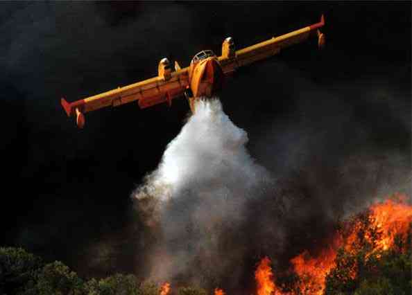 un canadair impegnato a spegnere un rogo