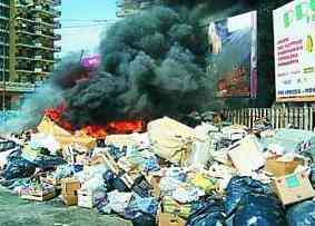 rifiuti incendiati per strada