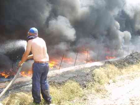 un operaio che tenta di spegnere il rogo (foto Internapoli)