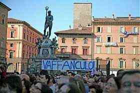 il pubblico in Piazza Maggiore, a Bologna