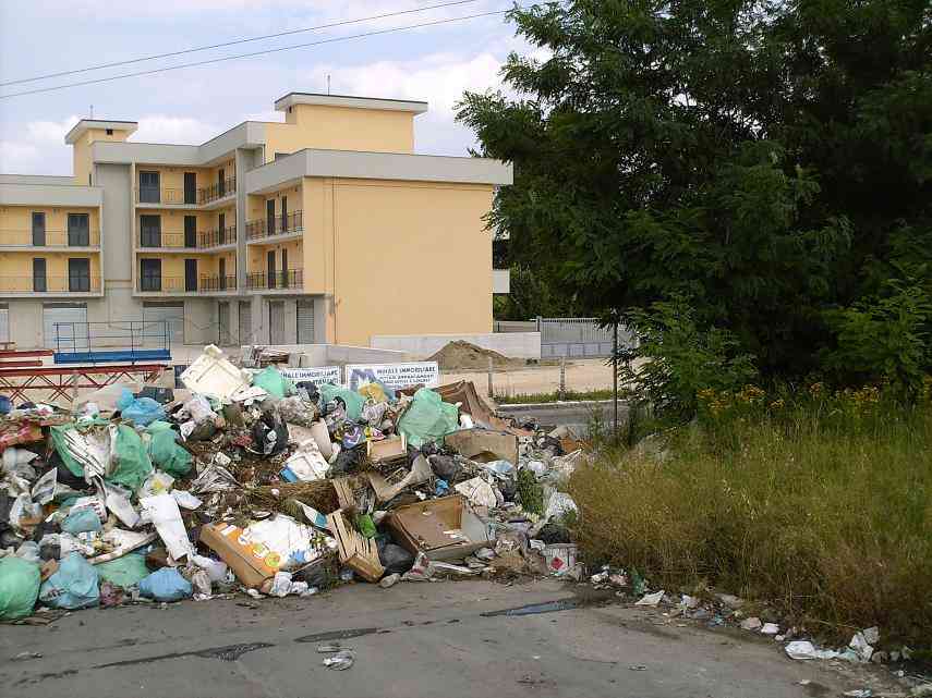 rifiuti per le strade di Aversa