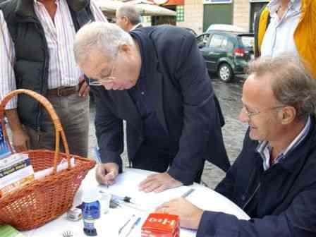 Ciaramella firma la petizione in Piazza Municipio
