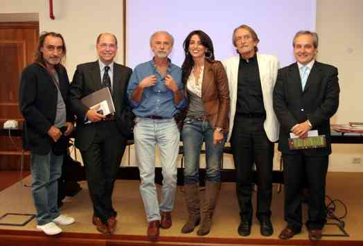 Da sin: Fausto Mesolella (Direttore artistico del premio Bianca d'Aponte), Filippo Gasparro (Direttore Organizzazione Eventi e Biblioteca Museo Teatrale Burcardo  Siae, Gaetano d'Aponte (Presidente della Associazione Musicale onlus Bianca d'Aponte), Tiziana Panella (Assessore alla Cultura della Provincia di Caserta), Stefano Torossi (Consigliere di Amministrazione Imaie), Nicola DeChiara (Assessore alla Cultura della Città di Aversa)