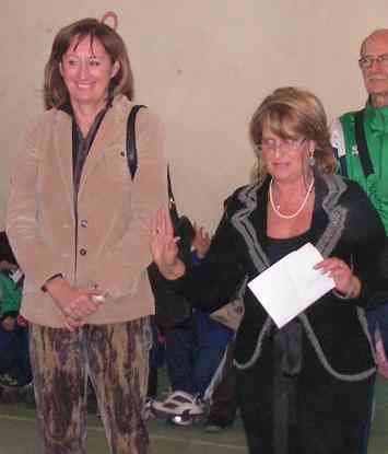 Nella foto Olga Iorio è assieme a Sara Simeoni (ex campionessa olimpica a Mosca nel 1980 e primatista mondiale di salto in alto) durante una delle manifestazioni al 5° Circolo di Aversa del progetto 