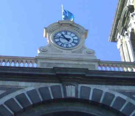 L'orologio visto dall'uscita di Via Roma