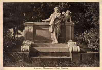 Il monumento a Cimarosa in Piazza Mazzini