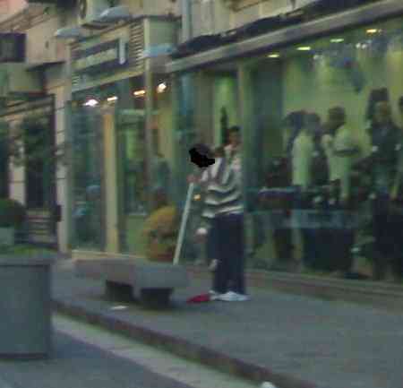 Via Roma, un commerciante spazza fuori al suo negozio