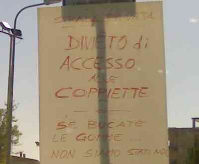Il cartello esposto allimbocco di via Sandro Pertini