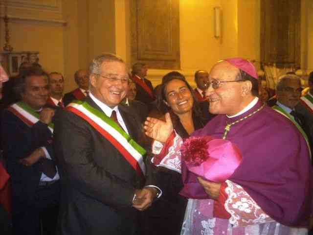Ciaramella con l'Arcivescovo Milano (dietro si notano il sindaco di S.Arpino, Giuseppe Savoia, e il consigliere comunale di Aversa, Romilda Balivo