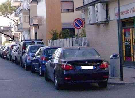 auto parcheggiate in via Botticelli nonostante il divieto di sosta