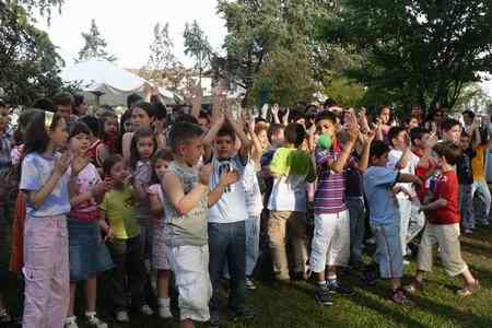 bambini in festa nella villa comunale