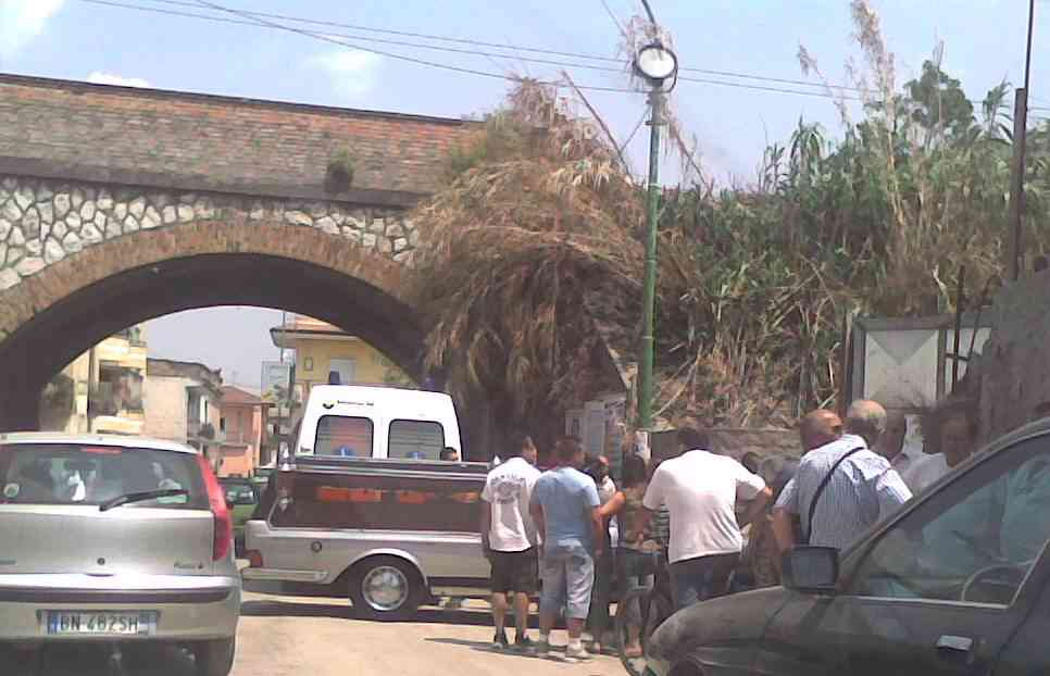 l'ambulanza e il carro funebre giunti in via Trieste