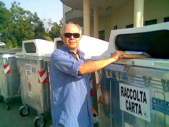 il professor Luigi Girasole deposita i rifiuti nei cassonetti piazzati nel cortile del Municipio