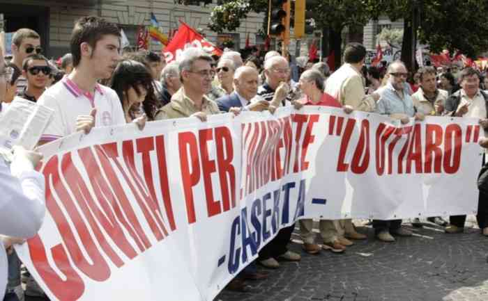 la protesta a Napoli del comitato contro Lo Uttaro