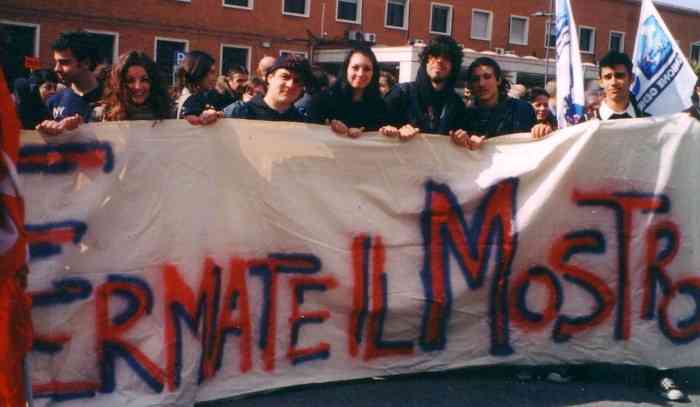 gli studenti in marcia a Caserta con lo slogan di Agnese Ginocchio