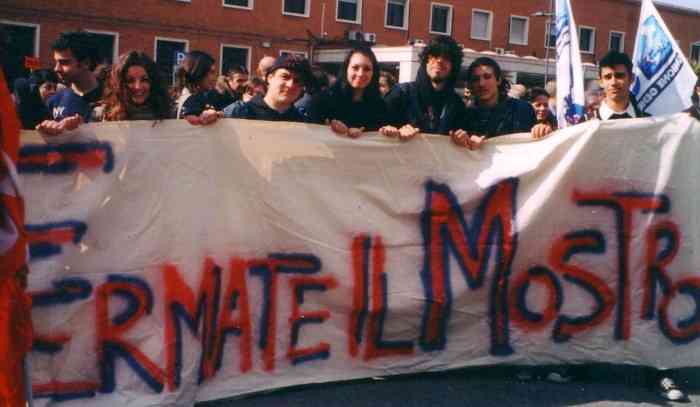 una protesta degli studenti casertani contro la discarica Lo Uttaro