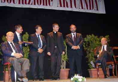 Don Luigi Merola riceve il premio dalle autorità