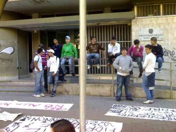 Studenti casertani all'esterno del Provveditorato