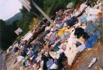 rifiuti lungo la provinciale CastelMorrone-San Leucio