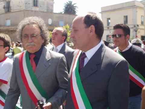 da sinistra: il sindaco di Castelvolturno Francesco Nuzzo con il sindaco di Falciano Giulio Fava