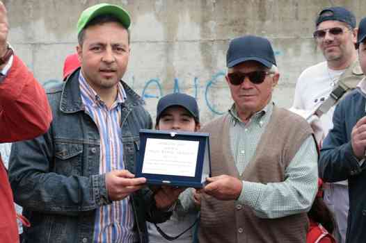 Premiazione del ciclista più anziano, Antonio Della Gatta