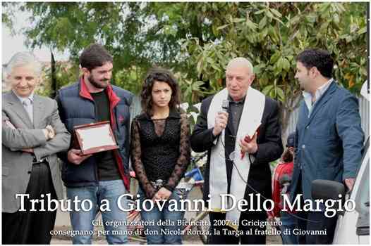 consegna targa ricordo al fratello di Giovanni Dello Margio