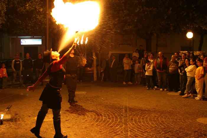 gli sputafuoco in piazza