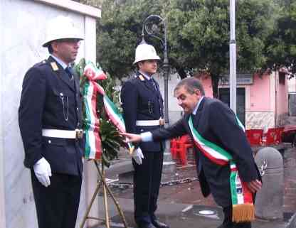 il sindaco tocca la corona come da rituale