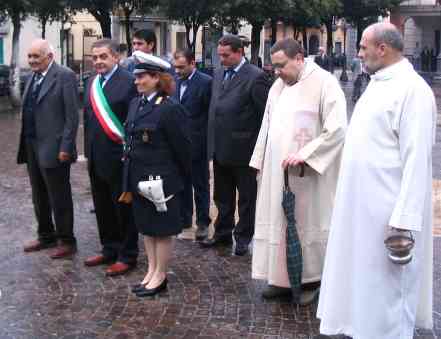 il sindaco con il parroco Don Gianfranco Galluccio, il comandante della polizia municipale Anna Bellofiore, il presidente dei Pensionati Andrea Lucariello e gli amministratori