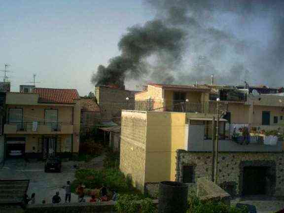 l'incendio divampato in via Lorenzo Di Ronza