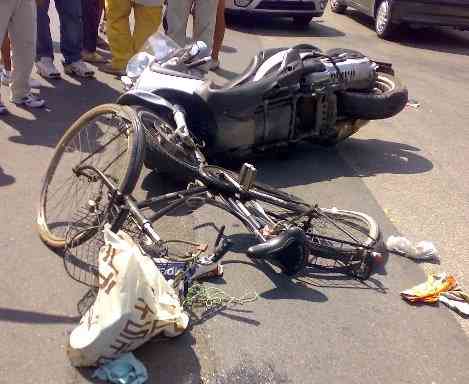 lo scooter e la bicicletta coinvolti nello scontro