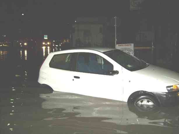 un'auto rimasta intrappolata nell'acqua