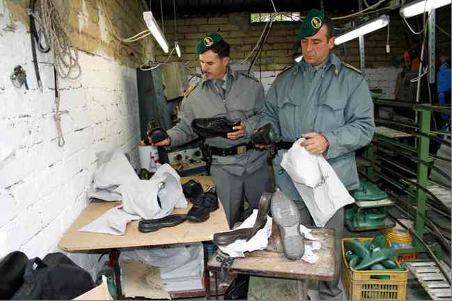 la fabbrica di scarpe false scoperta nel corso dell'operazione che ha portato al sequestro della stamperia di euro falsi