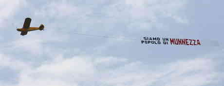 l'aeroplano con lo striscione