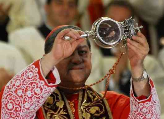 Il cardinale Sepe mostra la teca