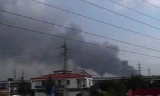 Una foto inviataci dai nostri lettori che ritrae una nube di fumo nero sul centro abitato causata dall'incendio di rifiuti